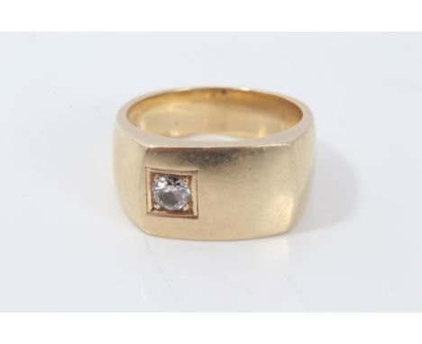 Gentlemen's gold (9ct) ring set with a brilliant cut diamond, estimated to weigh approximately 0.30 carats.  Ring size T - U 