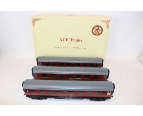 Railway - Ace Trains - vintage-style 0 gauge BR Mark 1 Set, in original box