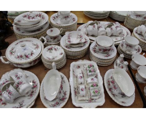 Extensive Royal Albert Lavender Rose tea, coffee and dinner service (157 pieces) CONDITION REPORT Overall in good condition w