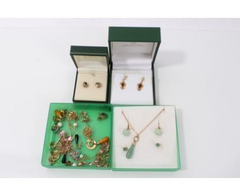 Collection of gold / yellow metal gem set earrings