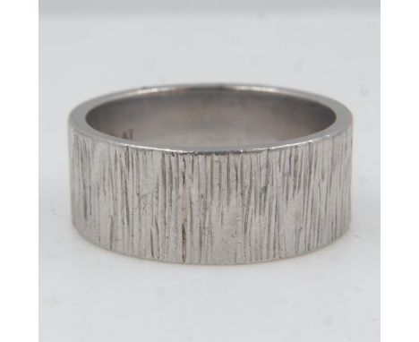 Heavy gauge platinum band ring, bark design, size P/Q, 14.2g. UK P&amp;P Group 0 (£6+VAT for the first lot and £1+VAT for sub