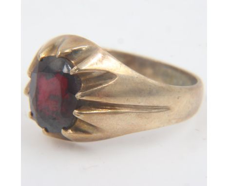 9ct gold garnet set solitaire ring, size R, 4.1g. UK P&amp;P Group 0 (£6+VAT for the first lot and £1+VAT for subsequent lots