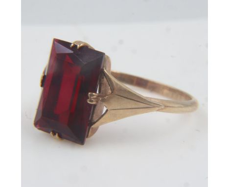 9ct gold garnet set ring, size O, 2.8g. UK P&amp;P Group 0 (£6+VAT for the first lot and £1+VAT for subsequent lots) 