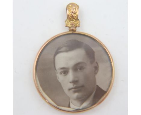 9ct gold double sided photograph pendant, D: 14 mm. UK P&amp;P Group 1 (£16+VAT for the first lot and £2+VAT for subsequent l