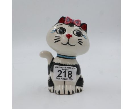 Lorna Bailey cat, Izzy, 1/1, no cracks or chips, H: 13 cm. UK P&amp;P Group 1 (£16+VAT for the first lot and £2+VAT for subse