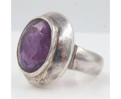 925 silver and amethyst ring, size J/K. UK P&amp;P Group 0 (£6+VAT for the first lot and £1+VAT for subsequent lots) 