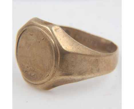 9ct gold signet ring, size S (mis-shapen), 3.1g. UK P&amp;P Group 0 (£6+VAT for the first lot and £1+VAT for subsequent lots)