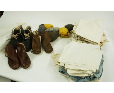 A GROUP OF EARLY 20TH CENTURY ARMY MEDICAL CLOTHING AND SHOES (QTY)NURSES AND DOCTORS