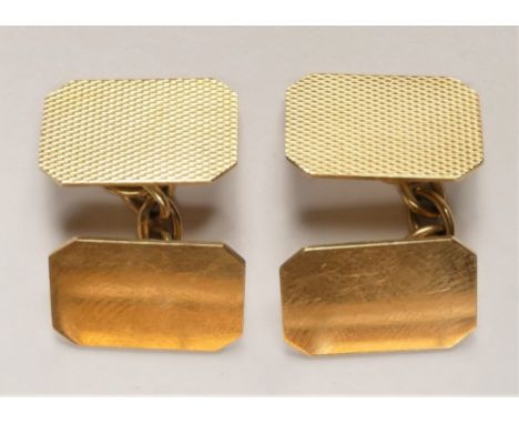 A pair of 9ct gold cufflinks, Birmingham 1994, engine turned and plain, 4.3gm 