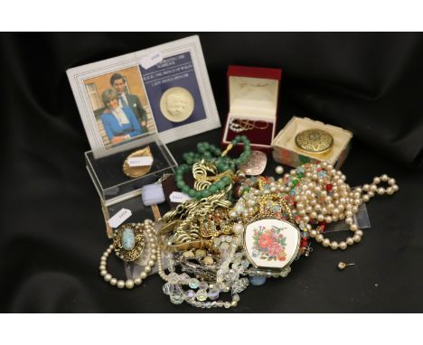 Assorted vintage costume jewellery to include freshwater pearl drop earrings, green hardstone beads, tumbled blue lace agate 