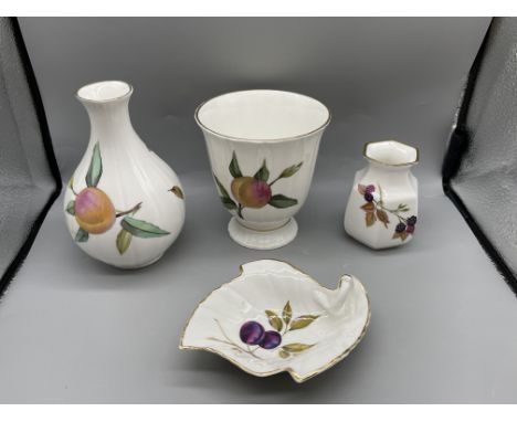 Four Royal Worcester Arden Fine China
Good condition, no damage