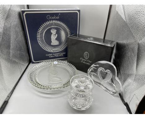 Assorted Crystal to include Goebel Annual Crystal Glass Plate 1979, Crystal Clear Collectables - Swan paperweight, and Harbri