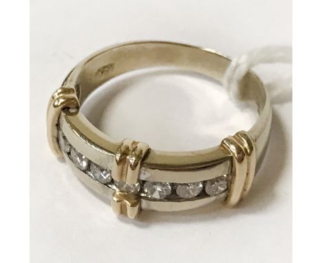 18 CT. YELLOW &amp; WHITE GOLD DIAMOND RING (7 STONES) SIZE K - APPROX. 0.40 CARAT OF DIAMONDS