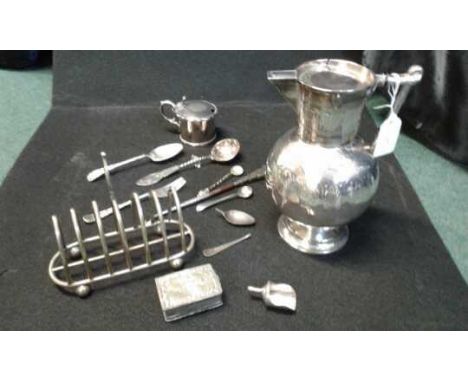 Silver plated wares, to include a jug, flat ware, toast rack, a damaged silver spoon and a silver handled button hook, (qty)