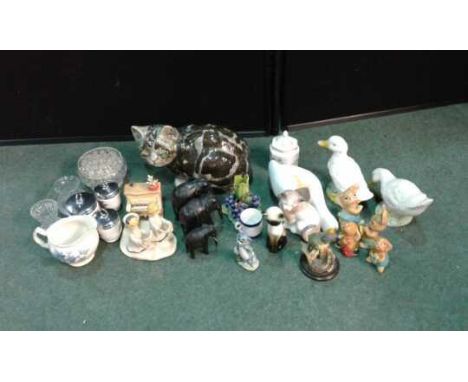 Mixed ceramic ornaments(qty)