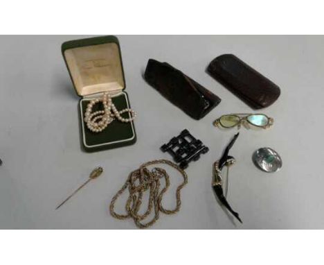 A collection of jewellery to include a sterling silver brooch with mother of pearl scorpion design, three further brooches, a