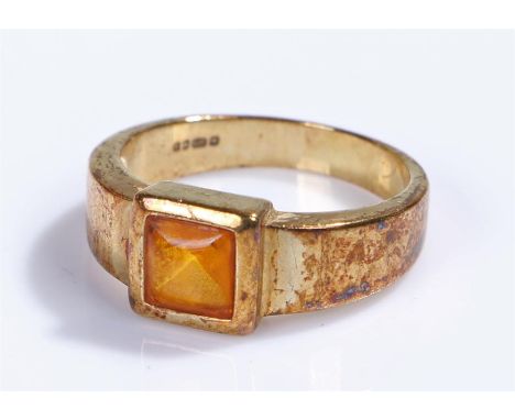 9 carat gold ring, set with an orange stone, 5 grams, ring size R