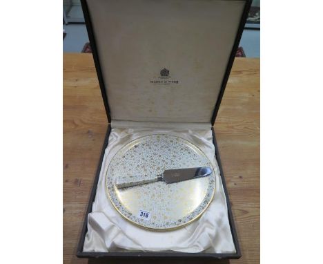 A Copeland Spode cake plate and slice made specially for Mappin and Webb in a fitted box, plate 30cm diameter, in good condit