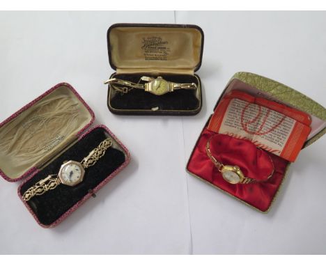 A 9ct gold ladies De Roche manual wind wristwatch, 2cm wide, on a 9ct strap, total weight approx 14.2 grams, generally good r