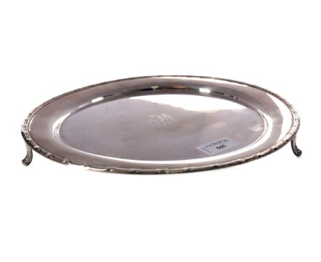 EDWARDIAN SILVER SALVER, maker's mark rubbed, Glasgow 1909, the shallow circular bowl with central engraved initial, reeded b