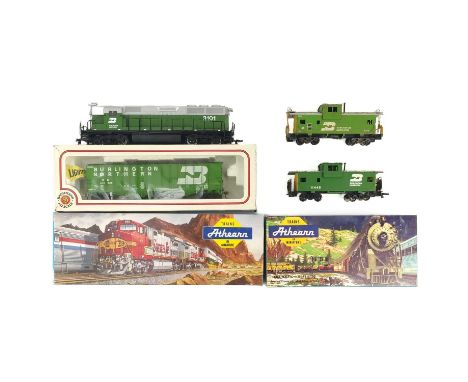 American Railroads OO/HO scale - Burlington Northern (x6 items)  Comprising:Bachmann locomotive no. 3101 - unboxedBachmann bo