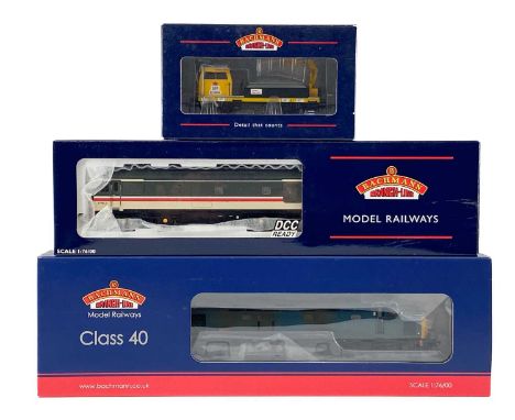 BR Bachmann "OO" departmental locomotives (x3)  Bachmann 32-400TF (ex class 25 No. 25-314) No. 97-252 used as mobile generato