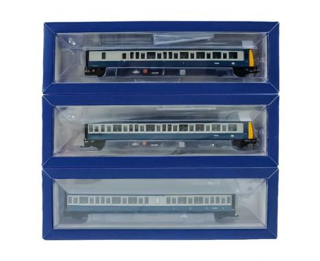 Bachmann "OO" Class 117 DMU three car set Comprising 35-501 Class 117 three car set in BR Western Region blue / grey livery. 