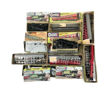 Unmade Boxed 00 Gauge Kitmaster/Airfix Locomotives, Carriages & Turntable (x10)  Comprising unmade boxed Kitmaster:Corridor c