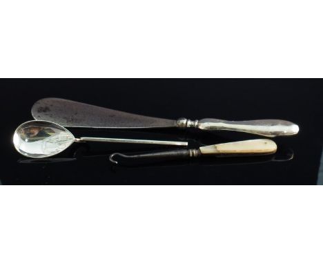 A silver mote spoon, shoe horn and button hook (3)
