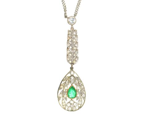 AN EMERALD AND DIAMOND PENDANT IN WHITE GOLD, ON AN 18CT WHITE GOLD CHAIN, 48 CM L, BY UNOAERRE, IMPORT MARKED SHEFFIELD 2008