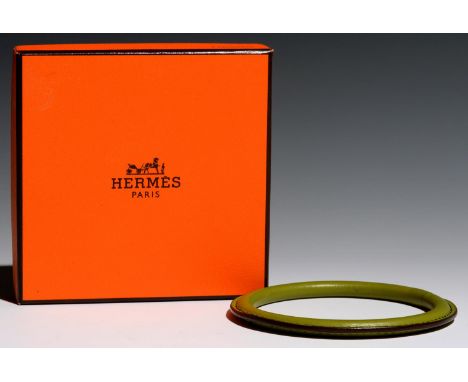 HERMÉS. GREEN LEATHER BANGLE, 63 MM DIAM, BOXED  