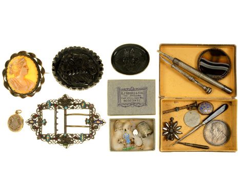 MISCELLANEOUS SILVER, COSTUME JEWELLERY AND OTHER ARTICLES, TO INCLUDE AN ENAMEL AND GEM SET BUCKLE, CAMEO AND AGATE BROOCHES