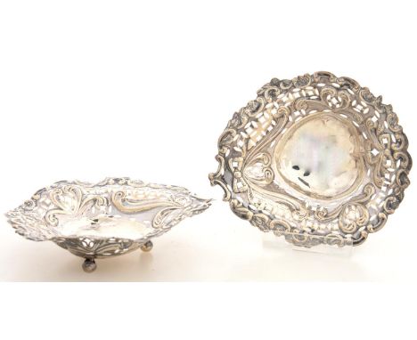 A PAIR OF VICTORIAN PIERCED SILVER PIN DISHES, 9 CM L, BY NATHAN &amp; HAYES, BIRMINGHAM 1896, 1OZ 3DWTS  DENTED AND SLIGHTLY