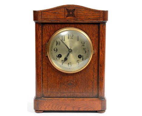 AN INLAID OAK MANTEL CLOCK WITH GONG STRIKING MOVEMENT, 31CM H, 1930S  