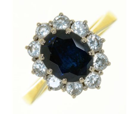 A SAPPHIRE AND DIAMOND CLUSTER RING IN 18CT GOLD, LONDON 1986, 6G, SIZE Q  NO DAMAGE TO STONES. BUILD UP OF DIRT AND GRIME TO