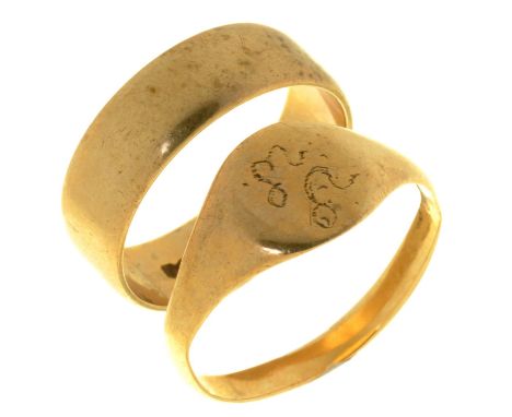 A 9CT GOLD WEDDING RING, LONDON 1980 AND A GOLD SIGNET RING, UNMARKED, 4.5G, SIZES N, N ½  LIGHT SURFACE WEAR CONSISTENT WITH