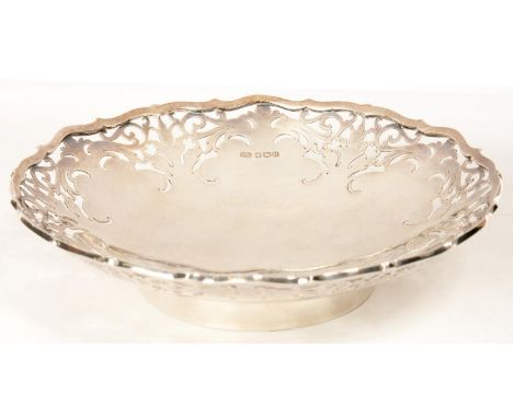 AN ELIZABETH II SILVER DISH, 16 CM DIAM, BY VINER'S, SHEFFIELD 1962, 7OZS 10DWTS  IN GOOD CONDITION. LIGHT WEAR CONSISTENT WI