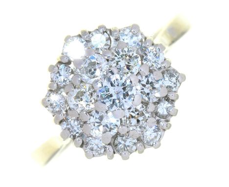 A DIAMOND CLUSTER RING IN WHITE GOLD, MARKED 18CT, 5.8G, SIZE M  NO DAMAGE TO STONES. LIGHT SURFACE WEAR TO GOLD CONSISTENT W