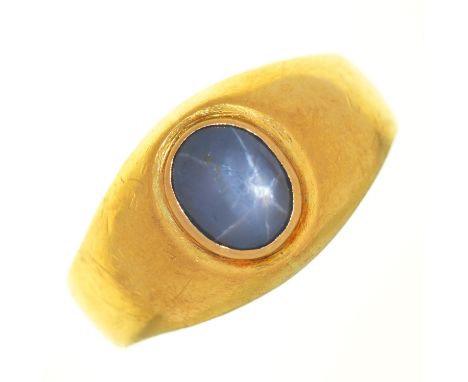 A STAR SAPPHIRE RING IN GOLD, SAPPHIRE APPROX 7 X 5 MM, MARKED 900, 7.5G, SIZE V  NO DAMAGE TO STONE. LIGHT WEAR CONSISTENT W