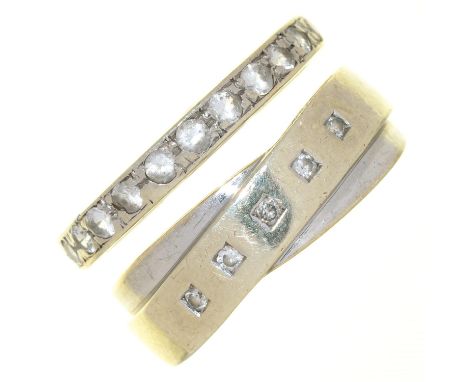 A DIAMOND SET RING IN 9CT WHITE GOLD, 4G AND A GEM SET ETERNITY RING IN WHITE COLOURED METAL, UNMARKED, 2.2G  LIGHT SURFACE W