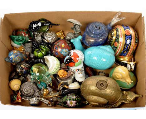 A COLLECTION OF SNAIL ORNAMENTS,TO INCLUDE A ROYAL CROWN DERBY IMARI LIMITED EDITION GARDEN SNAIL, 7CM H, PRINTED MARK, GILT 