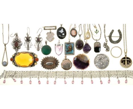 MISCELLANEOUS SILVER AND COSTUME JEWELLERY, TO INCLUDE BLUE JOHN BROOCH AND PENDANT, ETC  