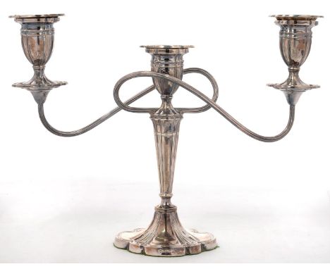 AN ELIZABETH II SILVER CANDELABRUM, 25 CM H, BY JOSEPH GLOSTER LTD, BIRMINGHAM 1968,&nbsp;LOADED  IN GOOD CONDITON WITH LIGHT