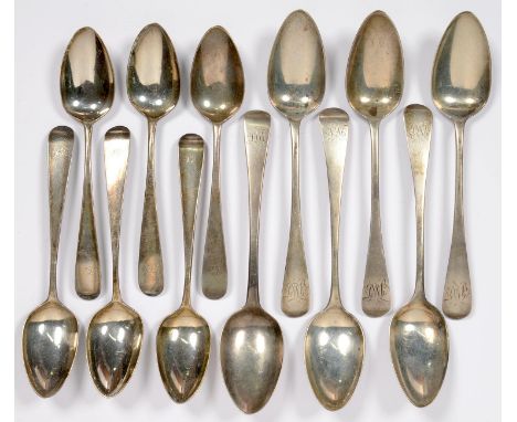 TWELVE GEORGE III SILVER SPOONS, 5OZS 12DWTS  TARNISHED