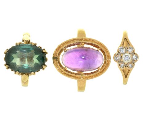 A DIAMOND CLUSTER RING IN 9CT GOLD, BIRMINGHAM 1990. 2G AND TWO GEM SET RINGS IN GOLD COLOURED METAL, MARKED 333, 6.5G, SIZES