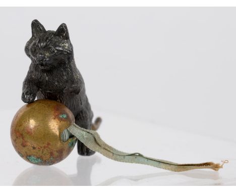 SEWING TOOLS.&nbsp; A BRONZED METAL AND BRASS CAT AND BAL NOVELTY TAPE MEASURE, 4CM H, LATE 19TH C  