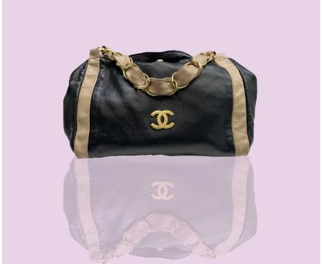 Chanel. Vintage bag, Olsen model. Black lambskin with contrasting beige lambskin and chain shoulder straps. Gold hardware. Wi