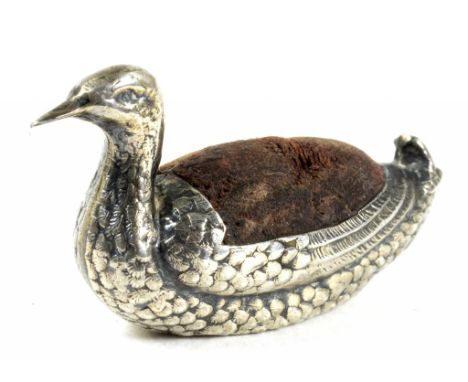 AN EDWARD VII SILVER DUCK NOVELTY PIN CUSHION 3CM L BY S MORDAN & CO SHEFFIELD 1906