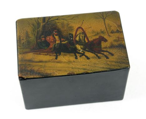 A RUSSIAN LACQUERED PAPIER MACHE TEA CADDY THE LID PAINTED WITH A TROIKA SCENE 13.5CM W LATE 19TH CENTURY 