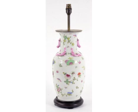 A 20TH CENTURY CHINESE PORCELAIN VASE WITH PINK CHILONG HANDLES AND ENAMELLED IN FAMILLE ROSE STYLE ADAPTED AS A LAMP 39CM H 